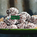 Lamington Truffles dengan bola cokelat dan kelapa di piring saji