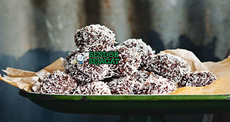 Lamington Truffles dengan bola cokelat dan kelapa di piring saji