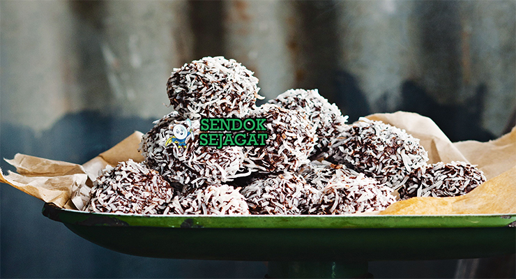 Lamington Truffles Manis Khas Australia Lamington Truffles dengan bola cokelat dan kelapa di piring saji