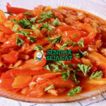 Lecho sayur paprika tomat warna-warni dengan nasi di piring saji
