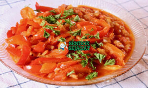 Lecho Sayur Paprika Tomat Khas Hongaria Lecho sayur paprika tomat warna-warni dengan nasi di piring saji