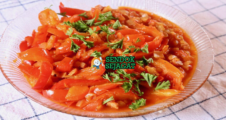 Lecho sayur paprika tomat warna-warni dengan nasi di piring saji