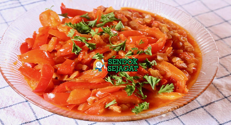 Lecho Sayur Paprika Tomat Khas Hongaria Lecho sayur paprika tomat warna-warni dengan nasi di piring saji