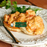 Lobster Newburg daging lobster krim sherry atas nasi peterseli di piring saji