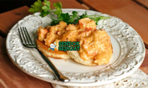 Lobster Newburg Mewah Creamy Khas Amerika Lobster Newburg daging lobster krim sherry atas nasi peterseli di piring saji