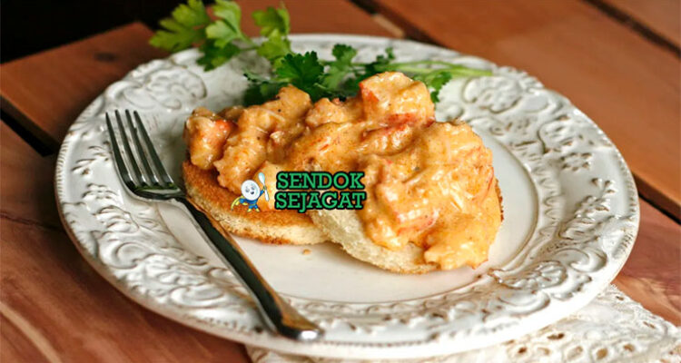 Lobster Newburg daging lobster krim sherry atas nasi peterseli di piring saji