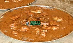 Mafe Sup Kacang Kental Khas Senegal Mafe sup kacang daging dengan nasi di piring saji