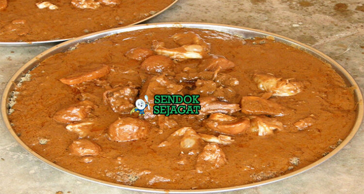 Mafe sup kacang daging dengan nasi di piring saji
