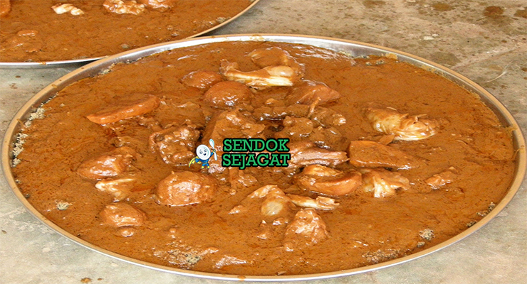 Mafe Sup Kacang Kental Khas Senegal Mafe sup kacang daging dengan nasi di piring saji
