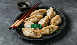 Mandu Renyah Khas Korea Mandu dengan pangsit goreng dan saus cocolan di piring saji