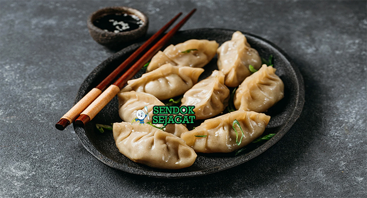 Mandu Renyah Khas Korea Mandu dengan pangsit goreng dan saus cocolan di piring saji