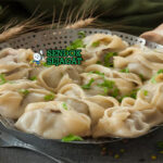 Manti dengan dumpling dan saus yogurt di piring saji
