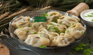 Manti Juicy Khas Turki Manti dengan dumpling dan saus yogurt di piring saji