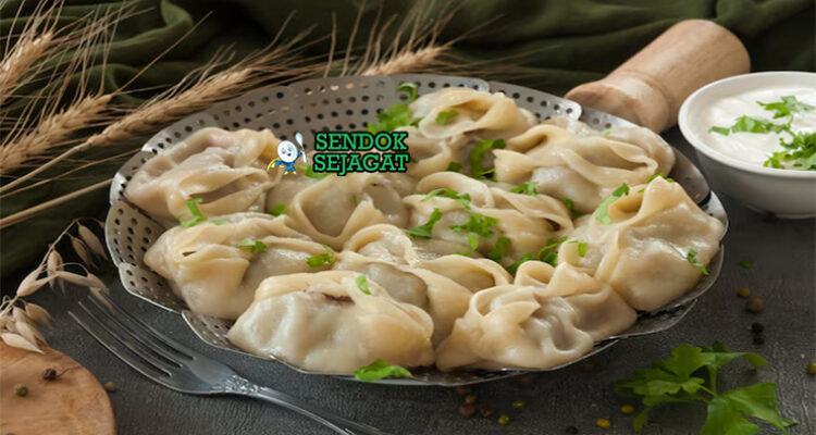 Manti dengan dumpling dan saus yogurt di piring saji