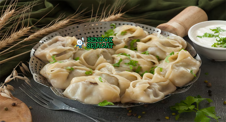 Manti Juicy Khas Turki Manti dengan dumpling dan saus yogurt di piring saji