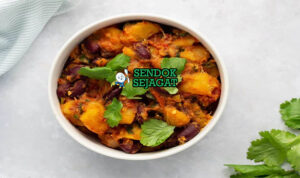 Matoke Gurih Khas Uganda Matoke dengan pisang tumbuk dan saus kacang di piring saji