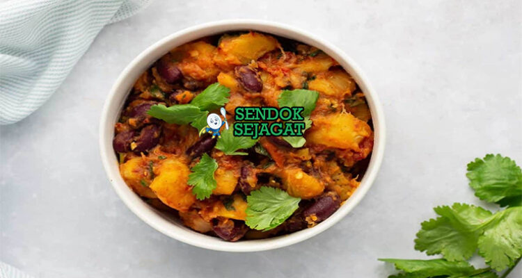 Matoke dengan pisang tumbuk dan saus kacang di piring saji