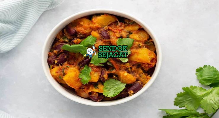 Matoke Gurih Khas Uganda Matoke dengan pisang tumbuk dan saus kacang di piring saji
