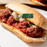 Meatball Sub roti sub daging bola saus keju meleleh potong dua di piring saji