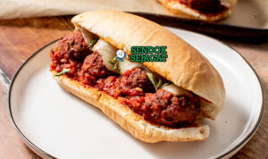 Meatball Sub roti sub daging bola saus keju meleleh potong dua di piring saji