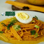 Mie Gomak mie lidi goreng andaliman dengan ikan asin di piring saji