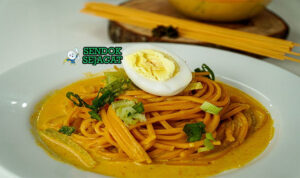 Mie Gomak Pedas Gurih Khas Sumatra Utara Mie Gomak mie lidi goreng andaliman dengan ikan asin di piring saji