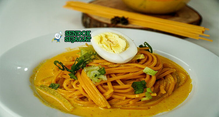 Mie Gomak mie lidi goreng andaliman dengan ikan asin di piring saji