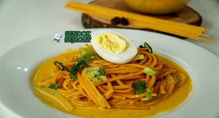 Mie Gomak Pedas Gurih Khas Sumatra Utara Mie Gomak mie lidi goreng andaliman dengan ikan asin di piring saji