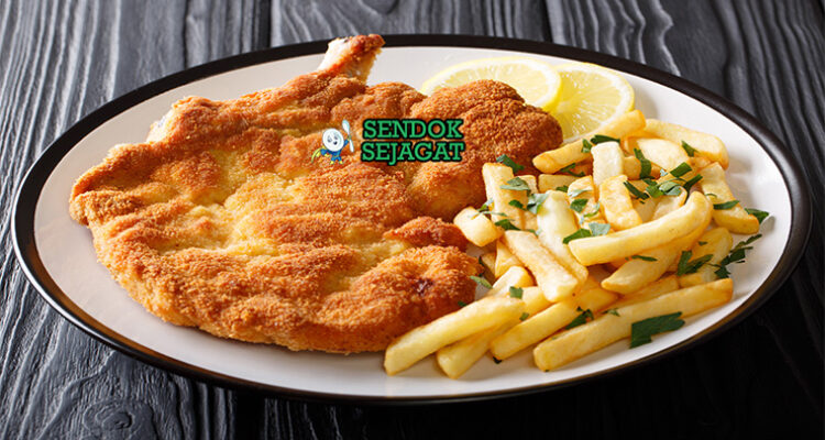 Argentine Milanesa daging goreng garing lemon fries salad di piring saji