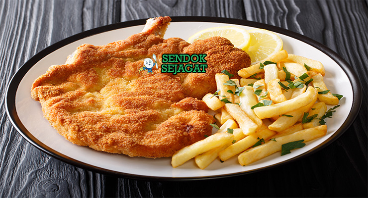 Argentine Milanesa Crispy Juicy Khas Argentina Argentine Milanesa daging goreng garing lemon fries salad di piring saji