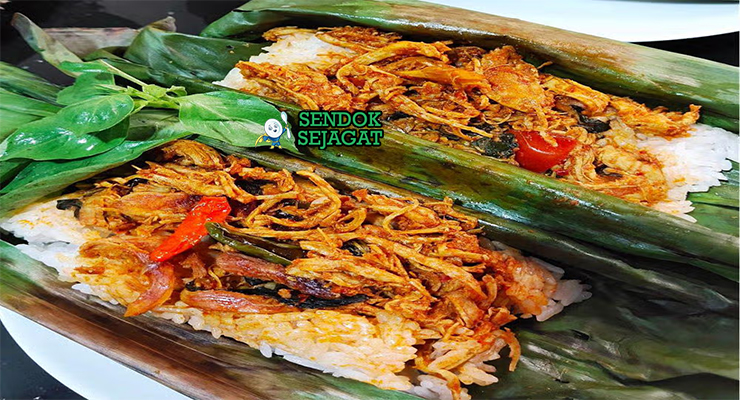 Nasi Bakar Ayam Suwir Harum Khas Jawa Tengah Nasi Bakar Ayam Suwir dengan daun pisang dan lalapan di piring saji