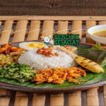 Nasi Campur Bali komplit ayam suwir sate lilit lawar di piring saji