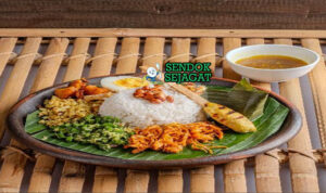Nasi Campur Bali Komplit Gurih Khas Bali Nasi Campur Bali komplit ayam suwir sate lilit lawar di piring saji
