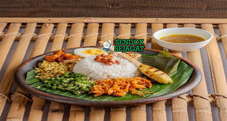 Nasi Campur Bali komplit ayam suwir sate lilit lawar di piring saji