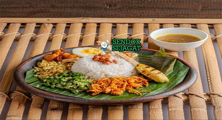 Nasi Campur Bali Komplit Gurih Khas Bali Nasi Campur Bali komplit ayam suwir sate lilit lawar di piring saji