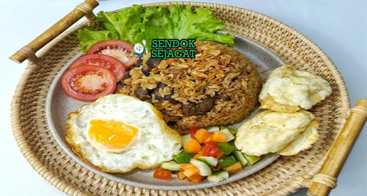 Nasi Goreng Kambing gurih daging cincang kecap dengan acar telur di mangkuk saji