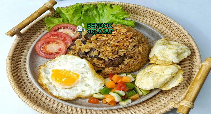 Nasi Goreng Kambing Gurih Harum Khas Jakarta Nasi Goreng Kambing gurih daging cincang kecap dengan acar telur di mangkuk saji