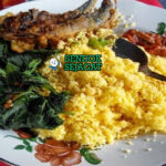 Nasi Jagung campur ikan asap dengan sambal dan kangkung di piring saji