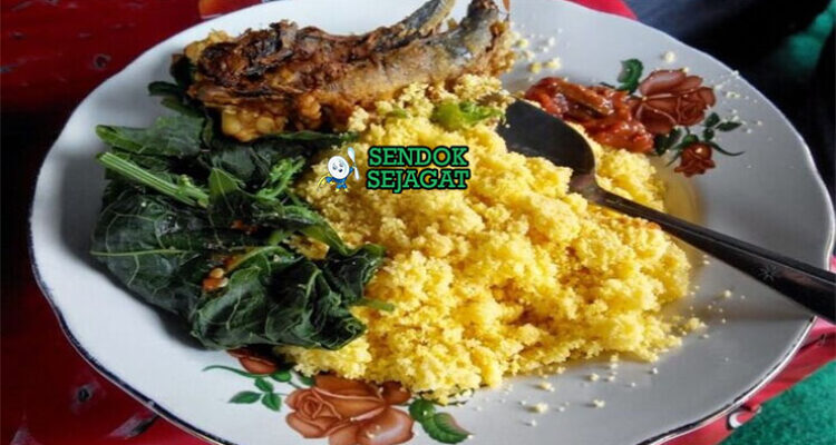 Nasi Jagung campur ikan asap dengan sambal dan kangkung di piring saji
