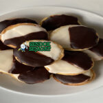 Neenish Tart dengan krim dan glasur cokelat-vanila di piring saji