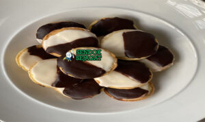 Neenish Tart Manis Khas Australia Neenish Tart dengan krim dan glasur cokelat-vanila di piring saji