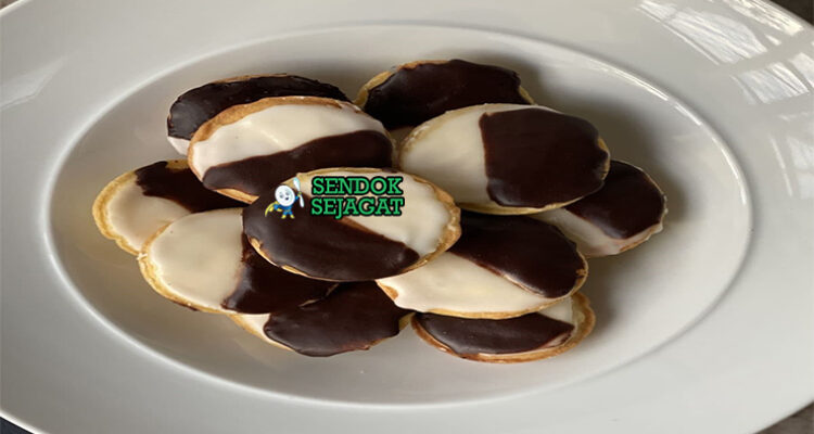 Neenish Tart dengan krim dan glasur cokelat-vanila di piring saji