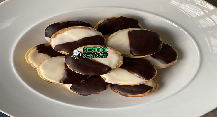 Neenish Tart Manis Khas Australia Neenish Tart dengan krim dan glasur cokelat-vanila di piring saji