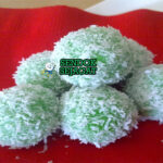 Ondeh-Ondeh kue ketan isi gula merah dengan kelapa parut di piring saji