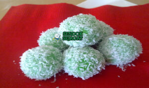 Ondeh-Ondeh Kue Ketan Gula Merah Khas Malaysia Ondeh-Ondeh kue ketan isi gula merah dengan kelapa parut di piring saji