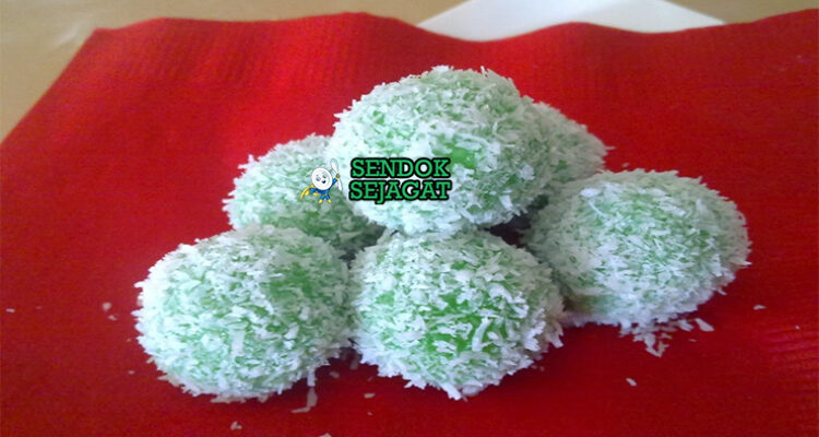 Ondeh-Ondeh kue ketan isi gula merah dengan kelapa parut di piring saji