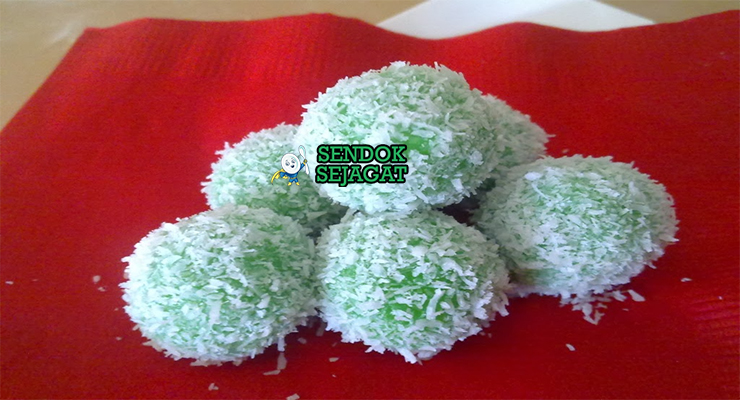 Ondeh-Ondeh Kue Ketan Gula Merah Khas Malaysia Ondeh-Ondeh kue ketan isi gula merah dengan kelapa parut di piring saji