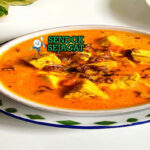 Opor Tahu Tempe dengan kuah santan dan tahu tempe goreng di mangkuk saji