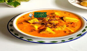 Opor Tahu Tempe Gurih Khas Jawa Opor Tahu Tempe dengan kuah santan dan tahu tempe goreng di mangkuk saji
