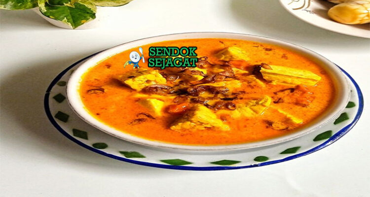 Opor Tahu Tempe dengan kuah santan dan tahu tempe goreng di mangkuk saji